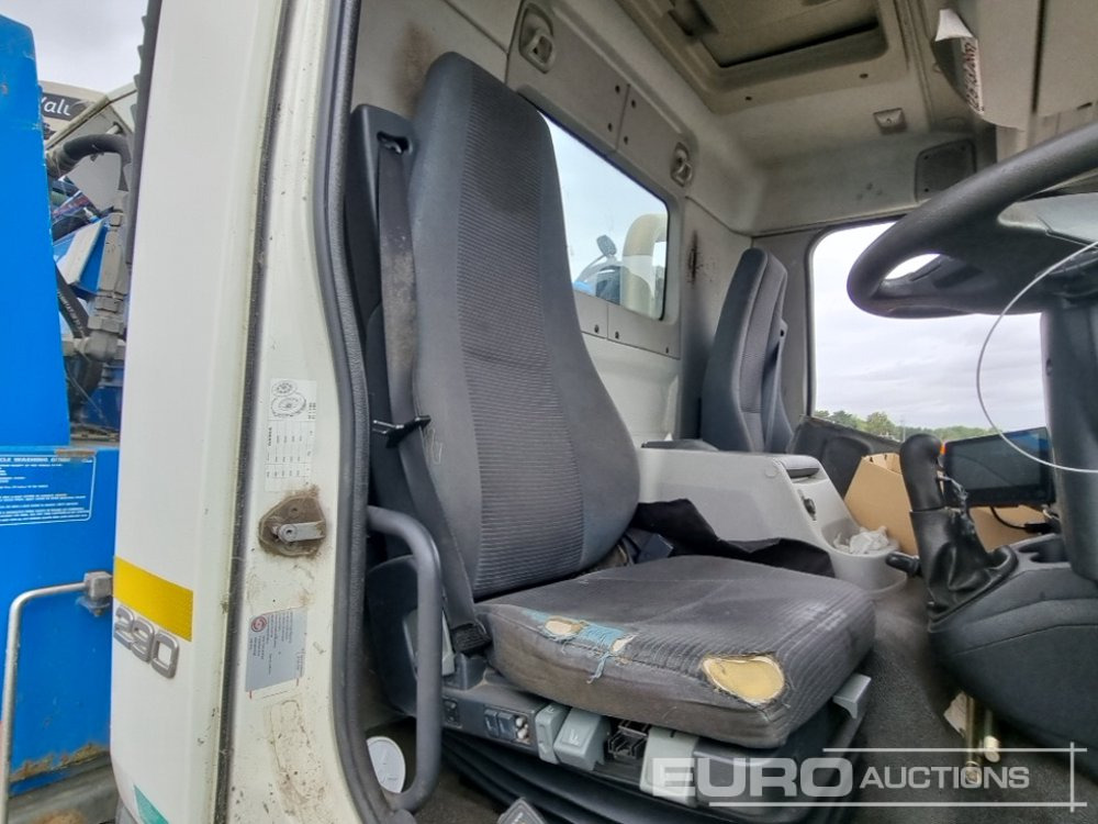 Tartályos teherautó Volvo FL290: 30 kép.