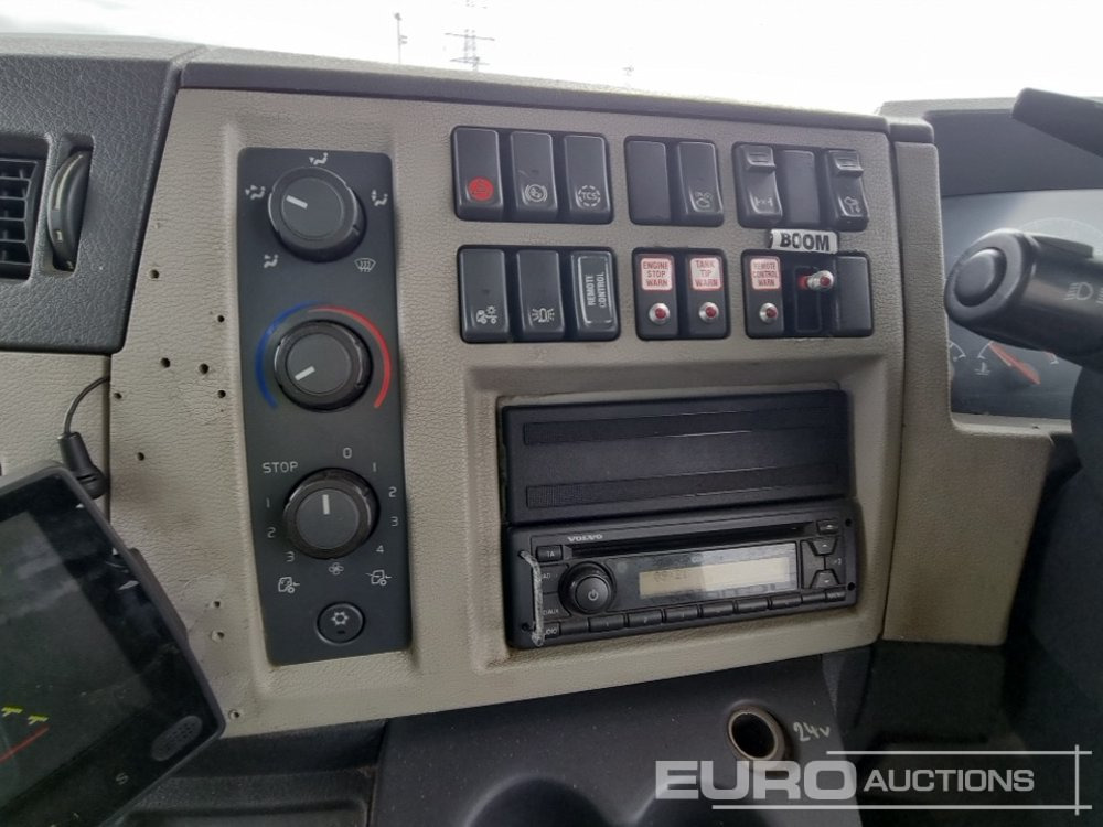 Tartályos teherautó Volvo FL290: 34 kép.