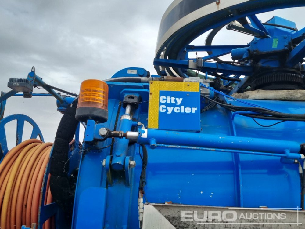 Tartályos teherautó Volvo FL290: 17 kép.
