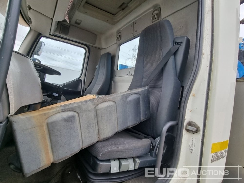 Tartályos teherautó Volvo FL290: 26 kép.