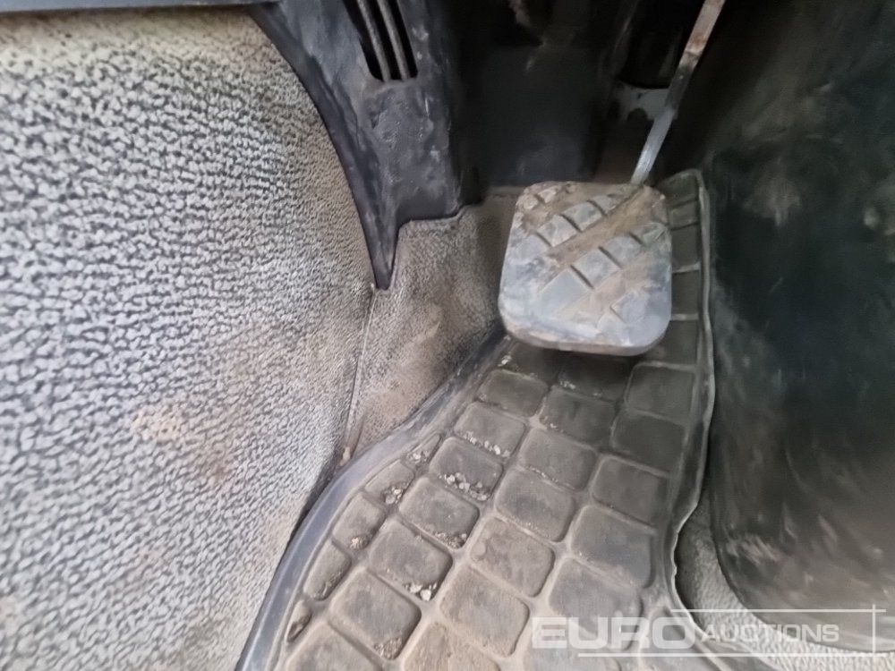 Tartályos teherautó Volvo FL290: 32 kép.