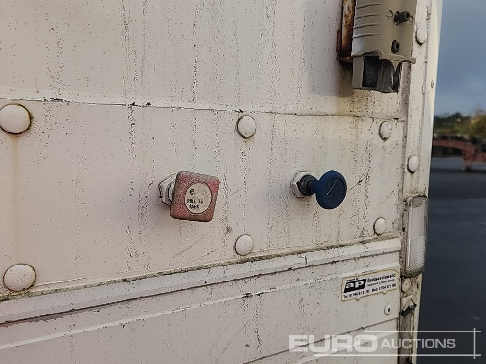 Félpótkocsi dobozos Wilson Tri Axle Double Deck Motor Sport Stepframe Trailer, Kitchen, Shower, Bedrooms, Garage: 20 kép. Félpótkocsi dobozos Wilson Tri Axle Double Deck Motor Sport Stepframe Trailer, Kitchen, Shower, Bedrooms, Garage: 20 kép.