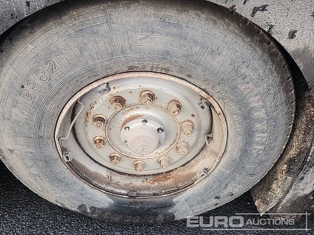 Félpótkocsi dobozos Wilson Tri Axle Double Deck Motor Sport Stepframe Trailer, Kitchen, Shower, Bedrooms, Garage: 11 kép. Félpótkocsi dobozos Wilson Tri Axle Double Deck Motor Sport Stepframe Trailer, Kitchen, Shower, Bedrooms, Garage: 11 kép.