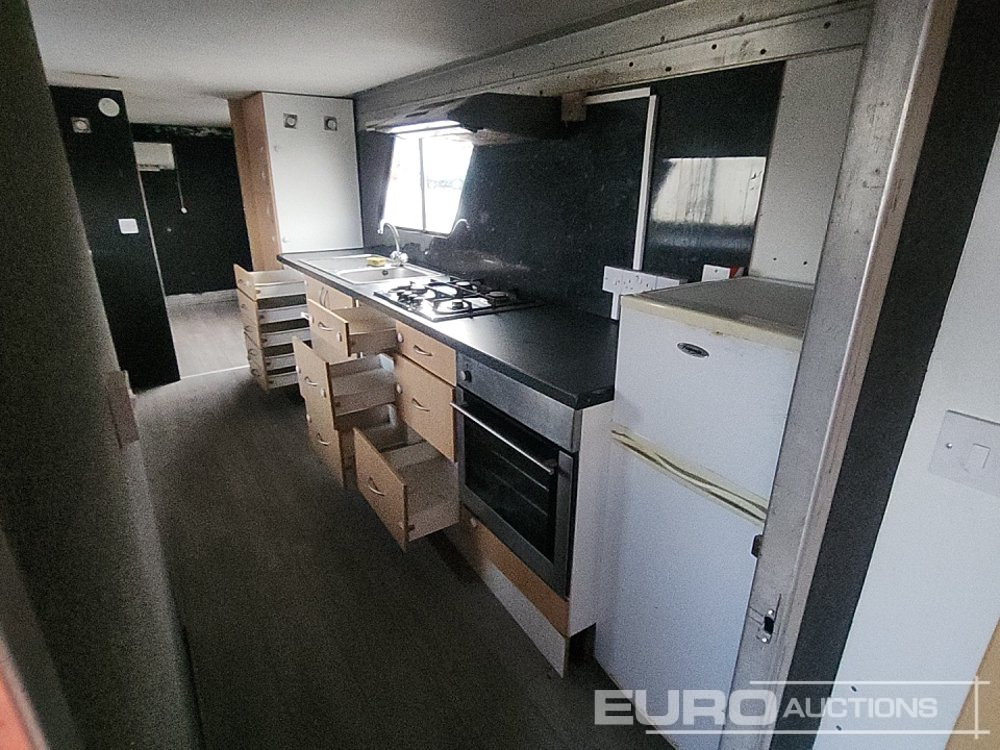 Félpótkocsi dobozos Wilson Tri Axle Double Deck Motor Sport Stepframe Trailer, Kitchen, Shower, Bedrooms, Garage: 34 kép. Félpótkocsi dobozos Wilson Tri Axle Double Deck Motor Sport Stepframe Trailer, Kitchen, Shower, Bedrooms, Garage: 34 kép.