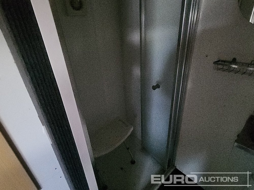 Félpótkocsi dobozos Wilson Tri Axle Double Deck Motor Sport Stepframe Trailer, Kitchen, Shower, Bedrooms, Garage: 30 kép. Félpótkocsi dobozos Wilson Tri Axle Double Deck Motor Sport Stepframe Trailer, Kitchen, Shower, Bedrooms, Garage: 30 kép.