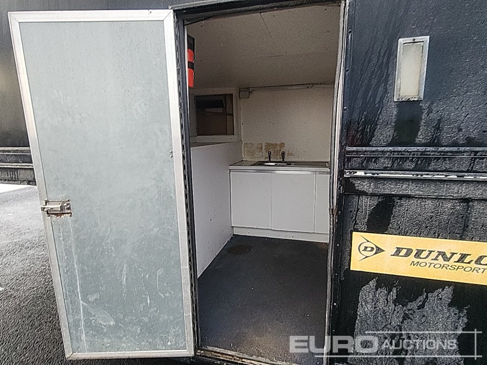 Félpótkocsi dobozos Wilson Tri Axle Double Deck Motor Sport Stepframe Trailer, Kitchen, Shower, Bedrooms, Garage: 21 kép. Félpótkocsi dobozos Wilson Tri Axle Double Deck Motor Sport Stepframe Trailer, Kitchen, Shower, Bedrooms, Garage: 21 kép.