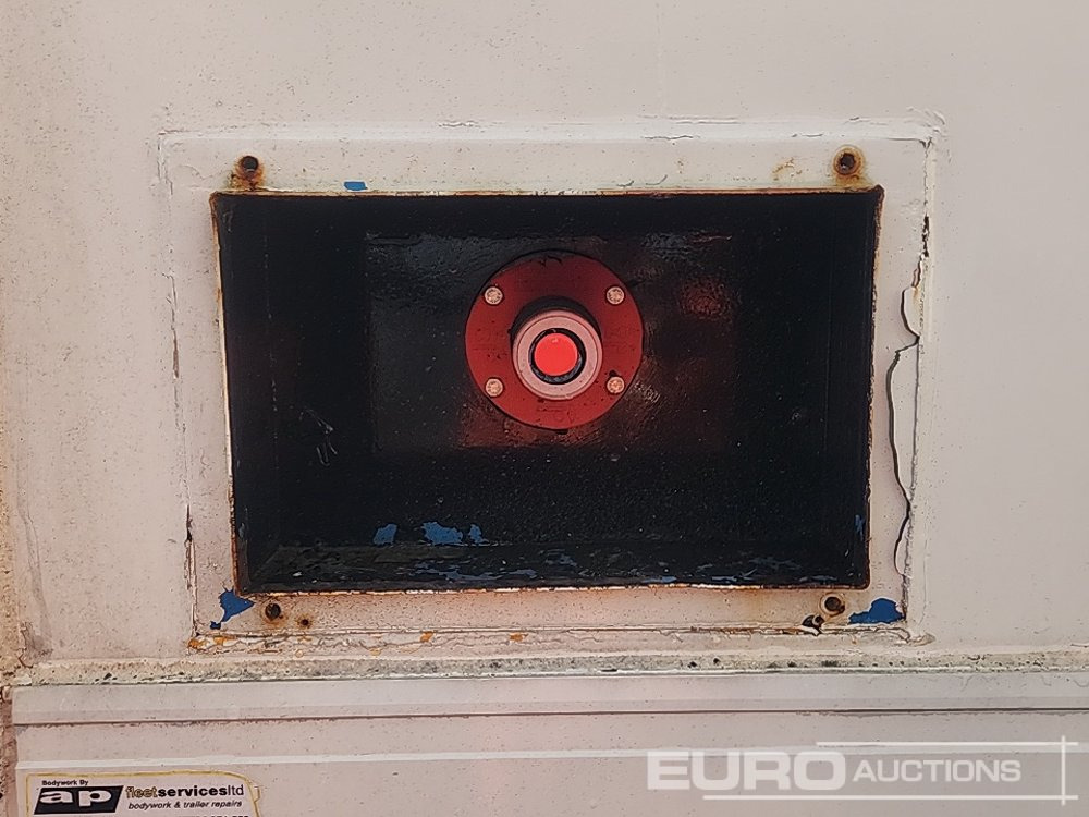 Félpótkocsi dobozos Wilson Tri Axle Double Deck Motor Sport Stepframe Trailer, Kitchen, Shower, Bedrooms, Garage: 17 kép. Félpótkocsi dobozos Wilson Tri Axle Double Deck Motor Sport Stepframe Trailer, Kitchen, Shower, Bedrooms, Garage: 17 kép.