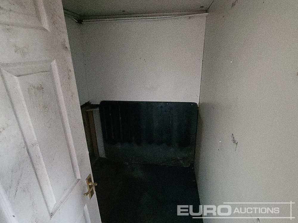 Félpótkocsi dobozos Wilson Tri Axle Double Deck Motor Sport Stepframe Trailer, Kitchen, Shower, Bedrooms, Garage: 24 kép. Félpótkocsi dobozos Wilson Tri Axle Double Deck Motor Sport Stepframe Trailer, Kitchen, Shower, Bedrooms, Garage: 24 kép.