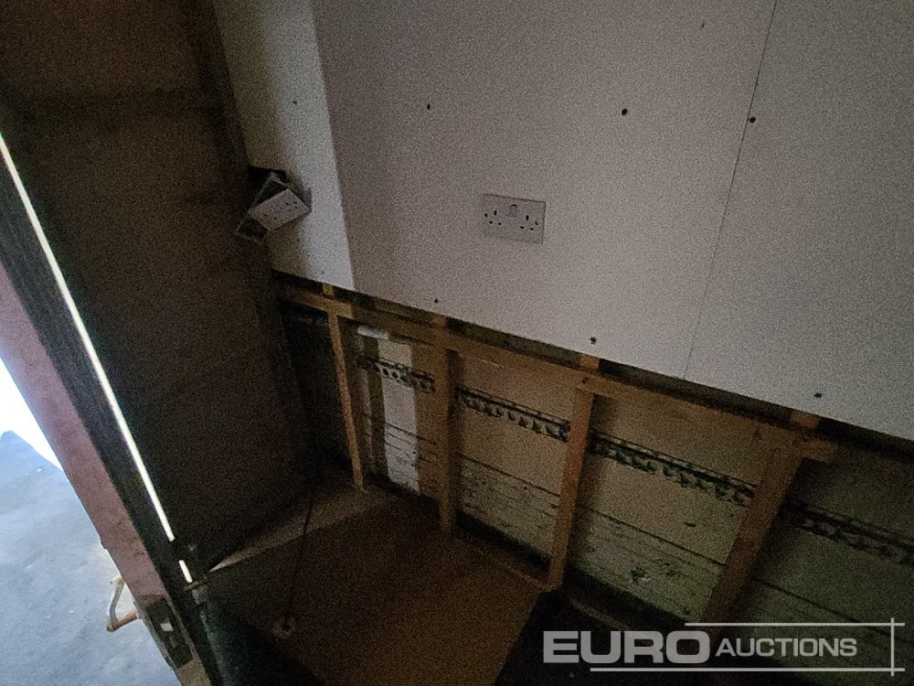 Félpótkocsi dobozos Wilson Tri Axle Double Deck Motor Sport Stepframe Trailer, Kitchen, Shower, Bedrooms, Garage: 25 kép. Félpótkocsi dobozos Wilson Tri Axle Double Deck Motor Sport Stepframe Trailer, Kitchen, Shower, Bedrooms, Garage: 25 kép.