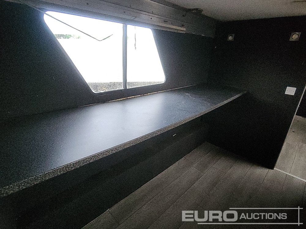 Félpótkocsi dobozos Wilson Tri Axle Double Deck Motor Sport Stepframe Trailer, Kitchen, Shower, Bedrooms, Garage: 35 kép. Félpótkocsi dobozos Wilson Tri Axle Double Deck Motor Sport Stepframe Trailer, Kitchen, Shower, Bedrooms, Garage: 35 kép.