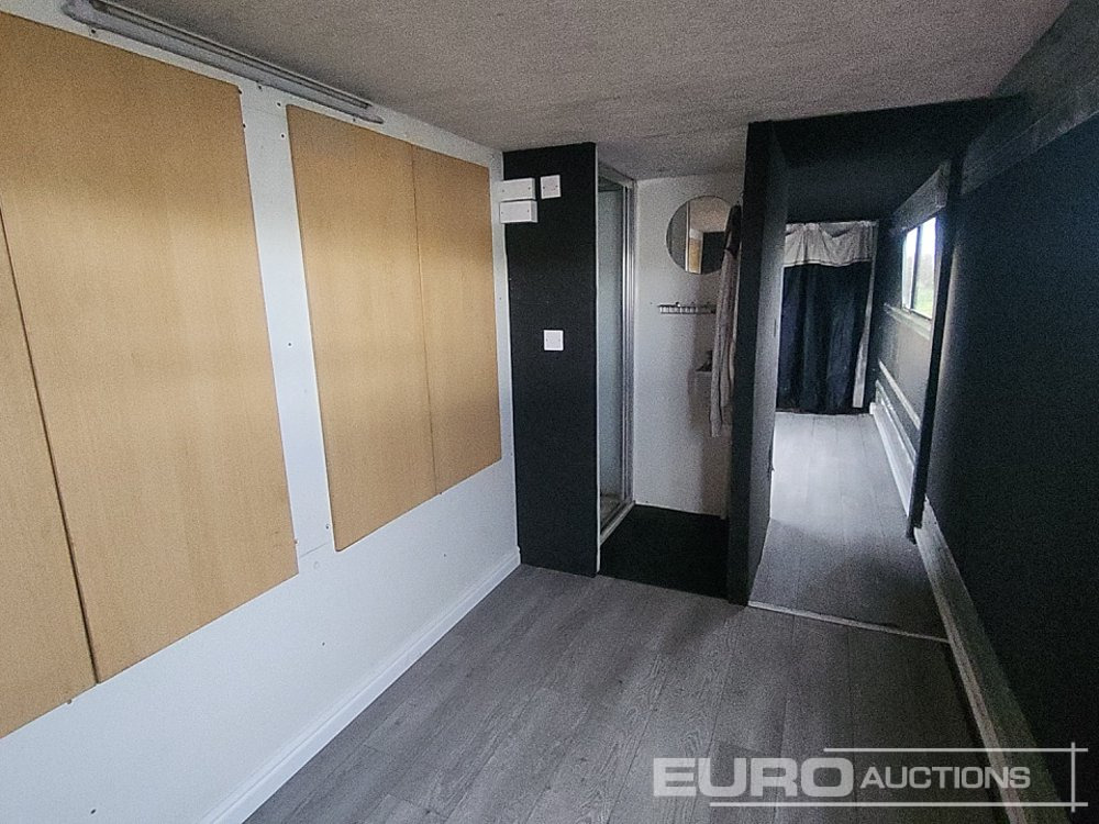 Félpótkocsi dobozos Wilson Tri Axle Double Deck Motor Sport Stepframe Trailer, Kitchen, Shower, Bedrooms, Garage: 28 kép. Félpótkocsi dobozos Wilson Tri Axle Double Deck Motor Sport Stepframe Trailer, Kitchen, Shower, Bedrooms, Garage: 28 kép.