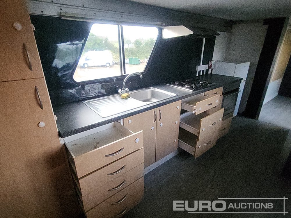 Félpótkocsi dobozos Wilson Tri Axle Double Deck Motor Sport Stepframe Trailer, Kitchen, Shower, Bedrooms, Garage: 36 kép. Félpótkocsi dobozos Wilson Tri Axle Double Deck Motor Sport Stepframe Trailer, Kitchen, Shower, Bedrooms, Garage: 36 kép.