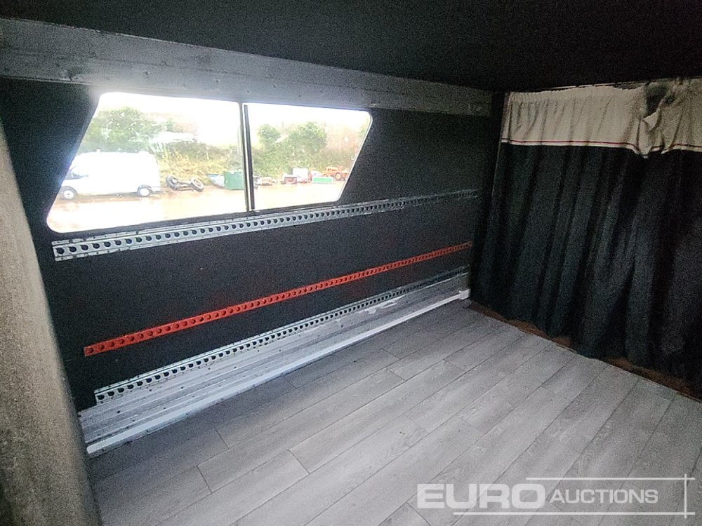 Félpótkocsi dobozos Wilson Tri Axle Double Deck Motor Sport Stepframe Trailer, Kitchen, Shower, Bedrooms, Garage: 32 kép. Félpótkocsi dobozos Wilson Tri Axle Double Deck Motor Sport Stepframe Trailer, Kitchen, Shower, Bedrooms, Garage: 32 kép.