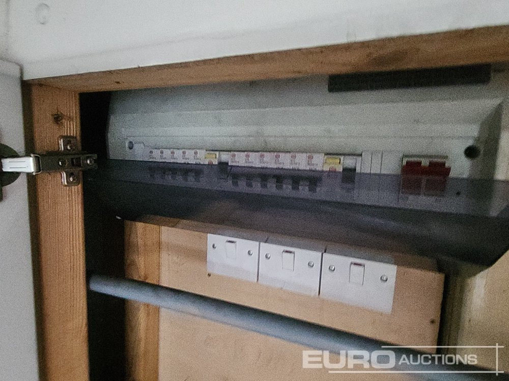 Félpótkocsi dobozos Wilson Tri Axle Double Deck Motor Sport Stepframe Trailer, Kitchen, Shower, Bedrooms, Garage: 26 kép. Félpótkocsi dobozos Wilson Tri Axle Double Deck Motor Sport Stepframe Trailer, Kitchen, Shower, Bedrooms, Garage: 26 kép.