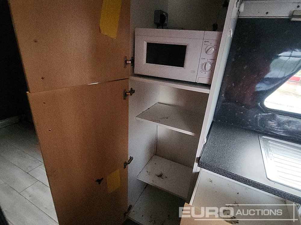 Félpótkocsi dobozos Wilson Tri Axle Double Deck Motor Sport Stepframe Trailer, Kitchen, Shower, Bedrooms, Garage: 39 kép. Félpótkocsi dobozos Wilson Tri Axle Double Deck Motor Sport Stepframe Trailer, Kitchen, Shower, Bedrooms, Garage: 39 kép.