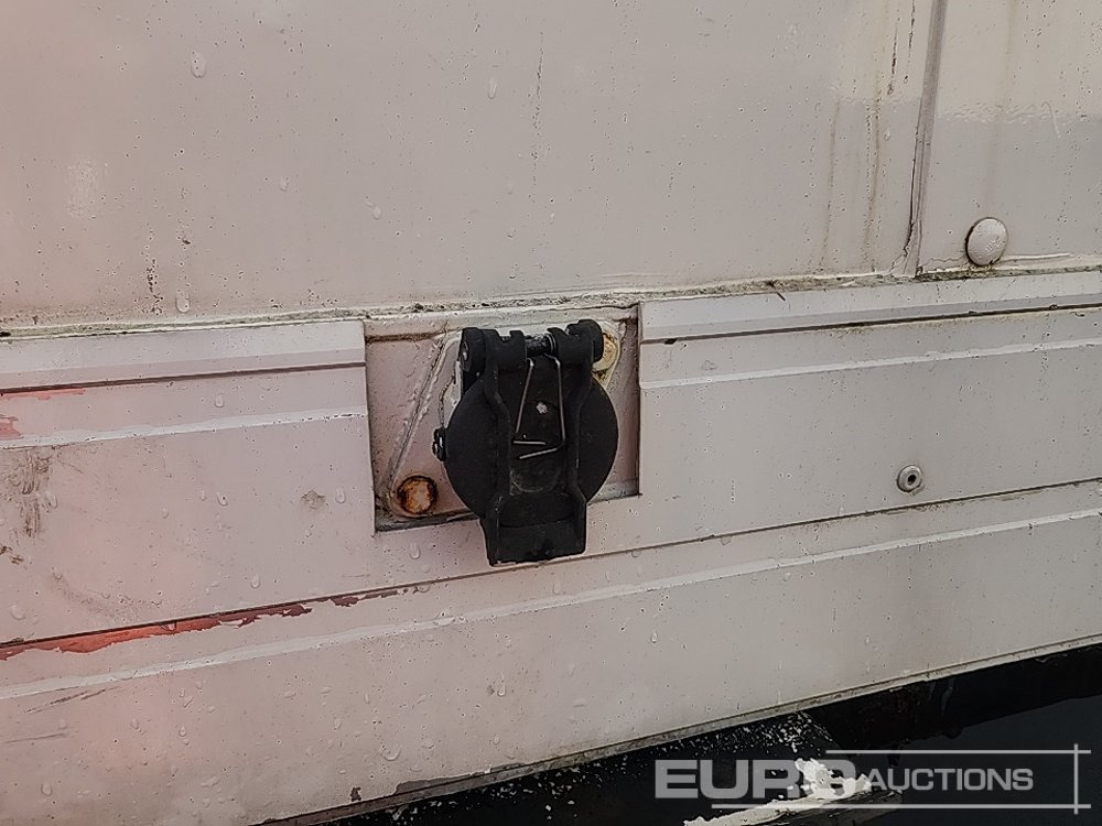 Félpótkocsi dobozos Wilson Tri Axle Double Deck Motor Sport Stepframe Trailer, Kitchen, Shower, Bedrooms, Garage: 19 kép. Félpótkocsi dobozos Wilson Tri Axle Double Deck Motor Sport Stepframe Trailer, Kitchen, Shower, Bedrooms, Garage: 19 kép.