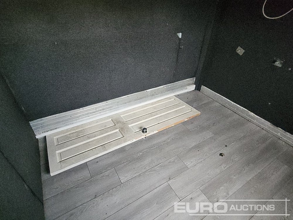 Félpótkocsi dobozos Wilson Tri Axle Double Deck Motor Sport Stepframe Trailer, Kitchen, Shower, Bedrooms, Garage: 38 kép. Félpótkocsi dobozos Wilson Tri Axle Double Deck Motor Sport Stepframe Trailer, Kitchen, Shower, Bedrooms, Garage: 38 kép.