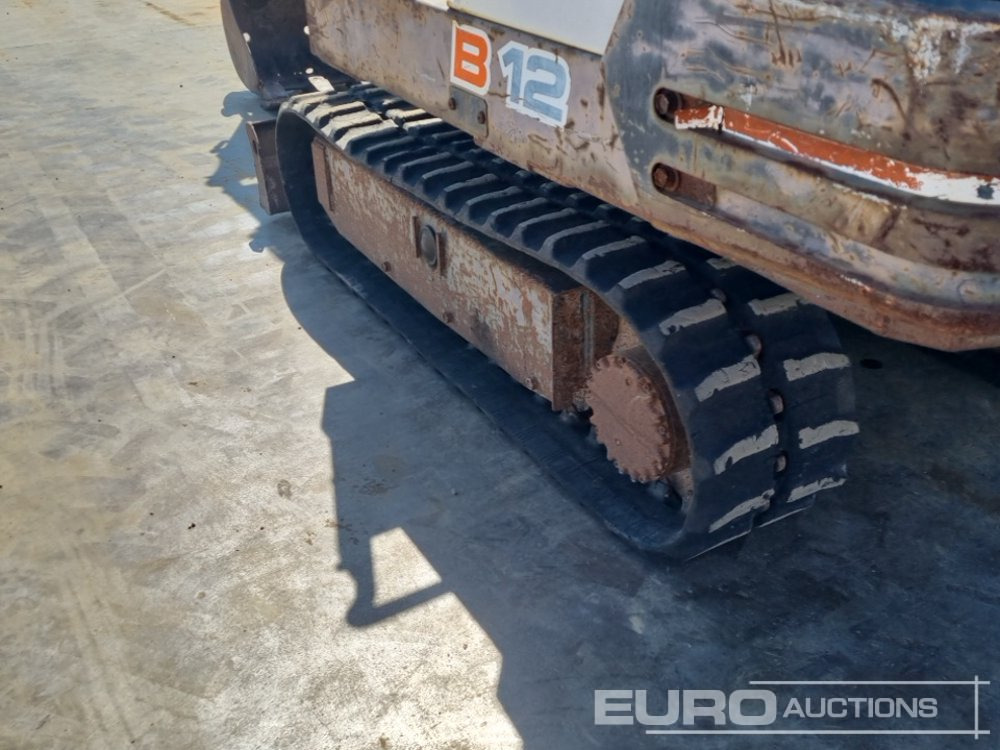 Minikotró Yanmar B12-1: 12 kép.