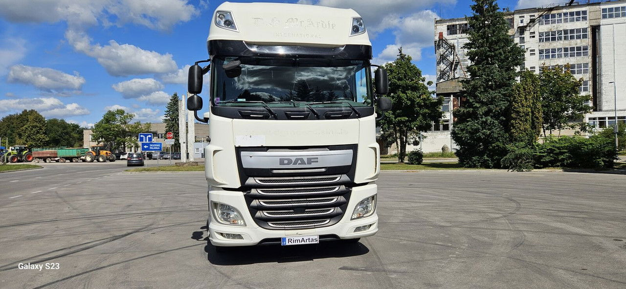 DAF XF 105.460 - Nyergesvontató: 2 kép. DAF XF 105.460 - Nyergesvontató: 2 kép.