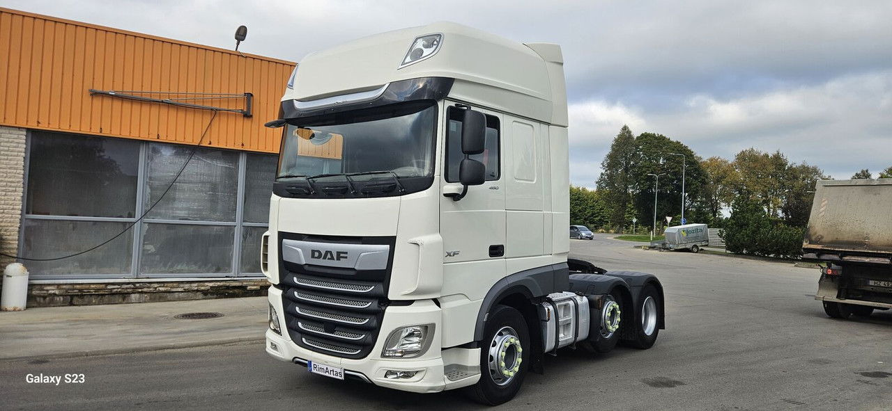 DAF XF 106.480 - Nyergesvontató: 2 kép. DAF XF 106.480 - Nyergesvontató: 2 kép.