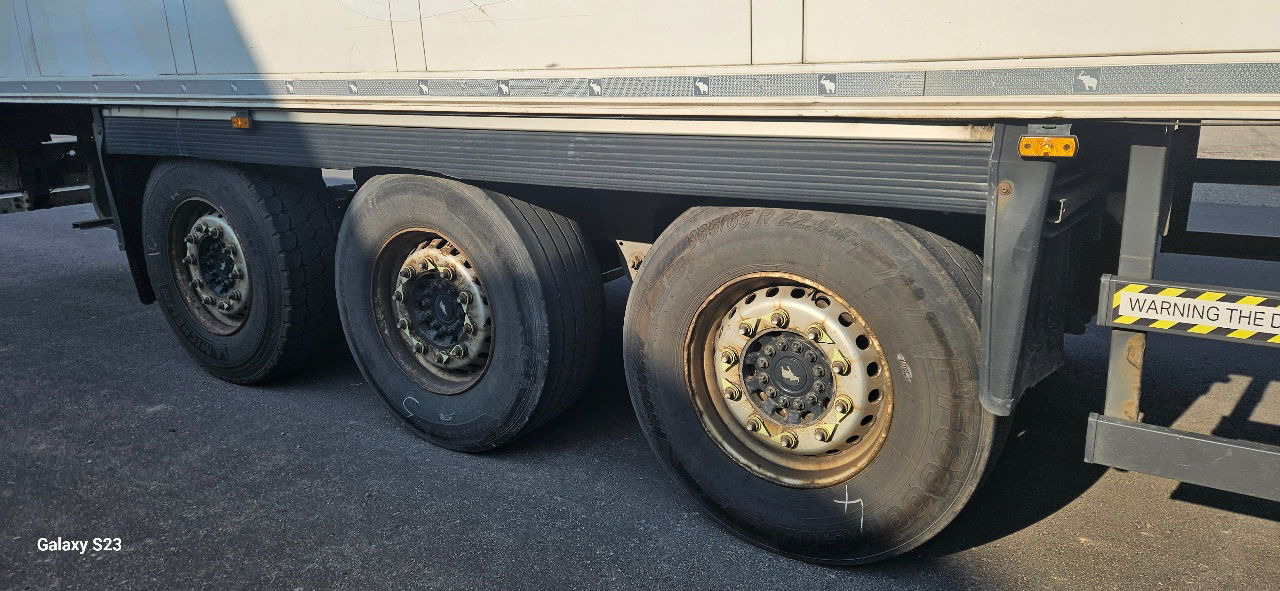 Schmitz Cargobull - Félpótkocsi hűtős: 2 kép. Schmitz Cargobull - Félpótkocsi hűtős: 2 kép.