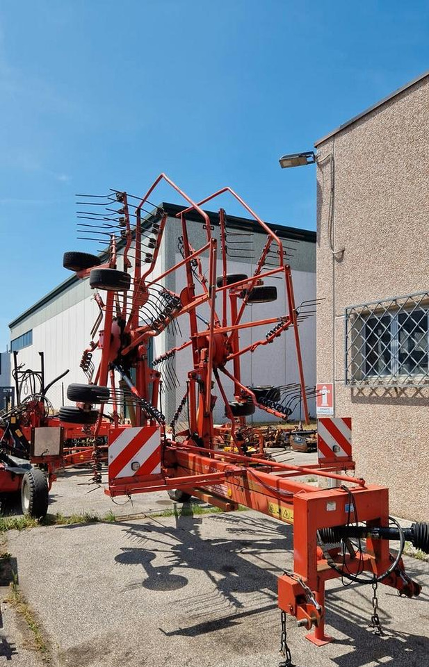 Andanatore usato Kuhn GA 7301 - Szénaforgató: 1 kép. Andanatore usato Kuhn GA 7301 - Szénaforgató: 1 kép.