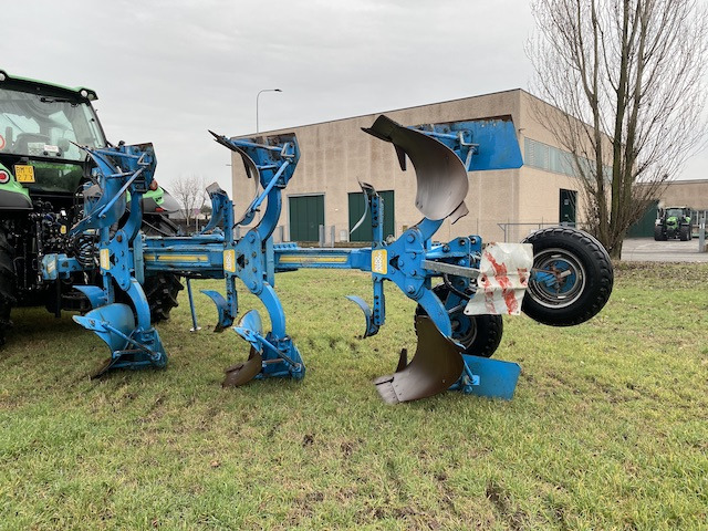 Aratro trivomere Annovi - Eke: 2 kép. Aratro trivomere Annovi - Eke: 2 kép.