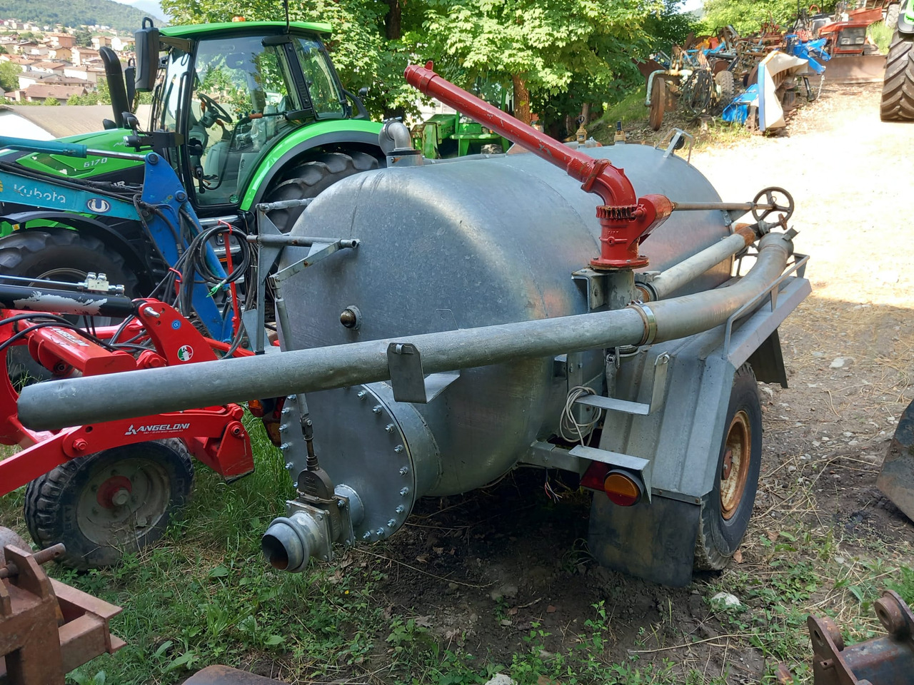 Carrobotte usato Galli 35 q.li - Szippantó tartálykocsi: 2 kép. Carrobotte usato Galli 35 q.li - Szippantó tartálykocsi: 2 kép.