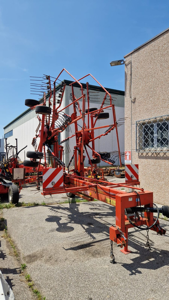 Ranghinatore usato Kuhn GA 7301 - Szénaforgató: 1 kép. Ranghinatore usato Kuhn GA 7301 - Szénaforgató: 1 kép.