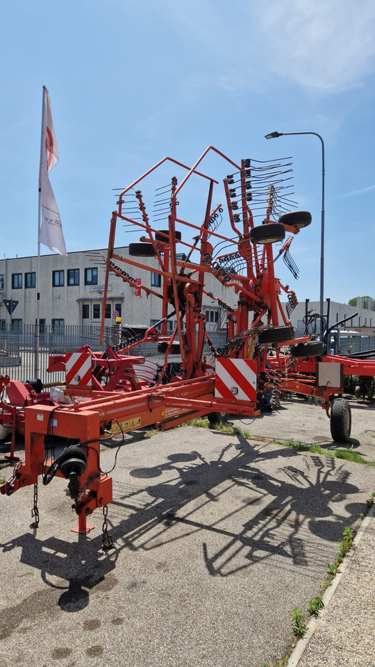 Ranghinatore usato Kuhn GA 7301 - Szénaforgató: 2 kép. Ranghinatore usato Kuhn GA 7301 - Szénaforgató: 2 kép.