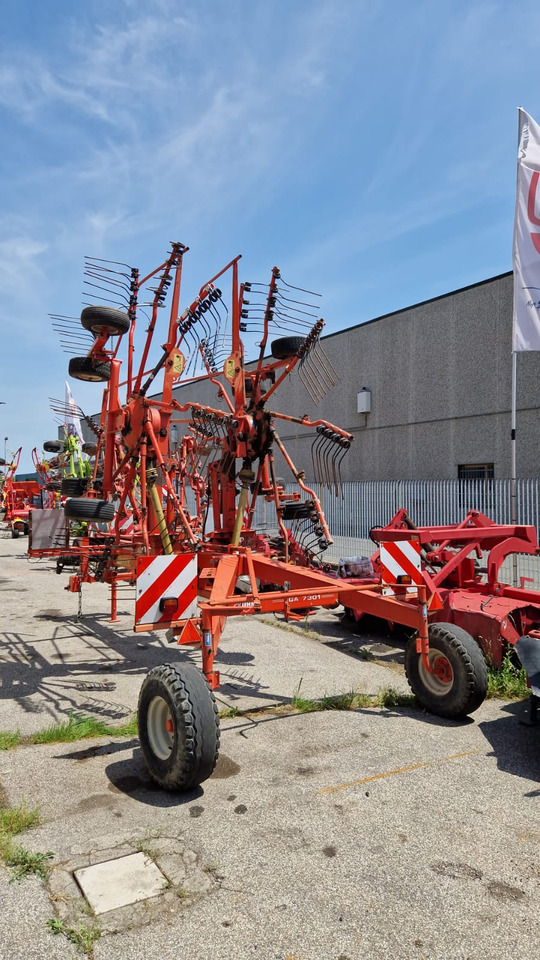 Ranghinatore usato Kuhn GA 7301 - Szénaforgató: 3 kép. Ranghinatore usato Kuhn GA 7301 - Szénaforgató: 3 kép.