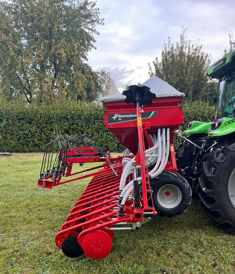 Seminatrice nuova Kverneland DL4 m-32 CX - Szemenkénti vetőgép: 4 kép. Seminatrice nuova Kverneland DL4 m-32 CX - Szemenkénti vetőgép: 4 kép.