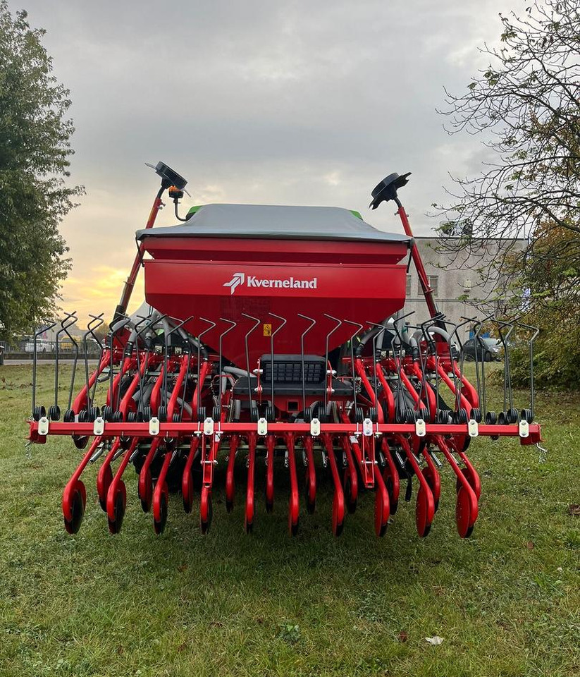 Seminatrice nuova Kverneland DL4 m-32 CX - Szemenkénti vetőgép: 1 kép. Seminatrice nuova Kverneland DL4 m-32 CX - Szemenkénti vetőgép: 1 kép.