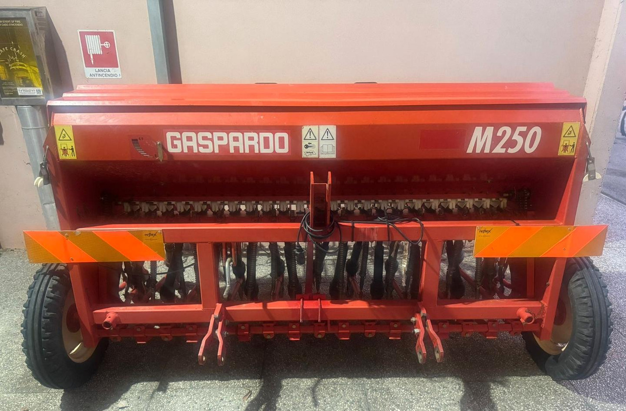 Seminatrice usata Gaspardo M250 - Szemenkénti vetőgép: 1 kép. Seminatrice usata Gaspardo M250 - Szemenkénti vetőgép: 1 kép.