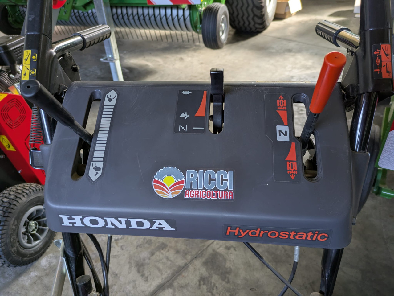 Turbina spazzaneve usata Honda HSS 760 - Kerti gépek: 4 kép. Turbina spazzaneve usata Honda HSS 760 - Kerti gépek: 4 kép.