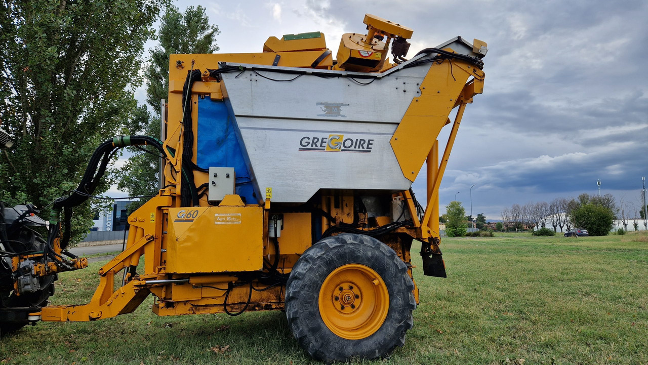 Vendemmiatrice usata Grégoire G60I - Szőlőkombájn: 3 kép. Vendemmiatrice usata Grégoire G60I - Szőlőkombájn: 3 kép.