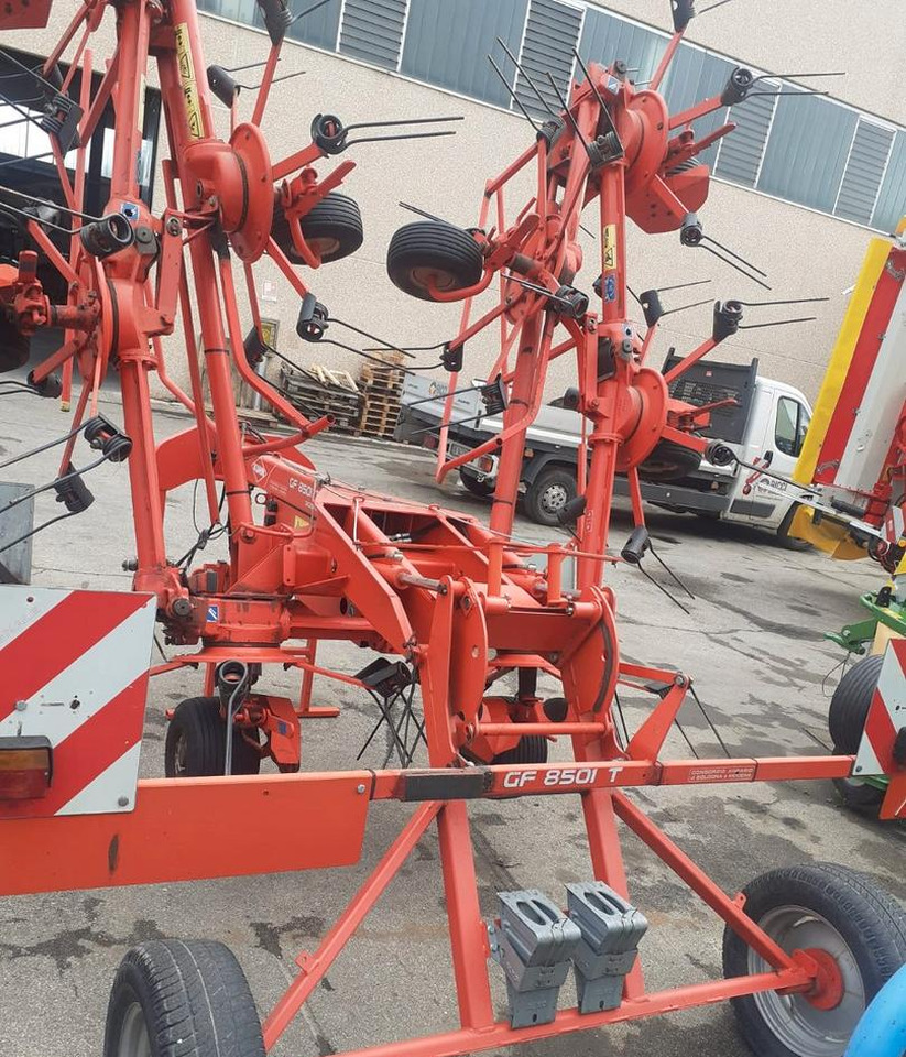 Voltafieno usato Kuhn GF 8501 T - Szénaforgató: 2 kép. Voltafieno usato Kuhn GF 8501 T - Szénaforgató: 2 kép.
