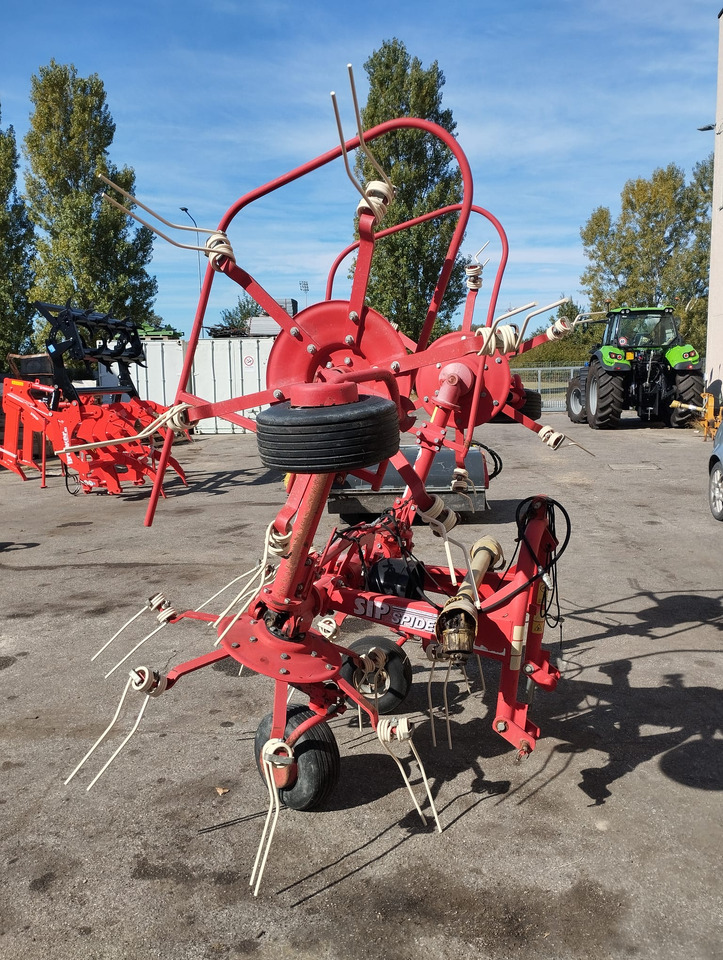 Voltafieno usato Sip 400 idraulico - Szénaforgató: 3 kép. Voltafieno usato Sip 400 idraulico - Szénaforgató: 3 kép.