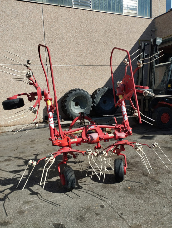 Voltafieno usato Sip 400 idraulico - Szénaforgató: 2 kép. Voltafieno usato Sip 400 idraulico - Szénaforgató: 2 kép.