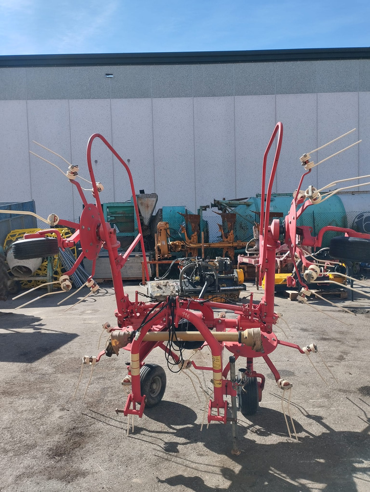 Voltafieno usato Sip 400 idraulico - Szénaforgató: 5 kép. Voltafieno usato Sip 400 idraulico - Szénaforgató: 5 kép.