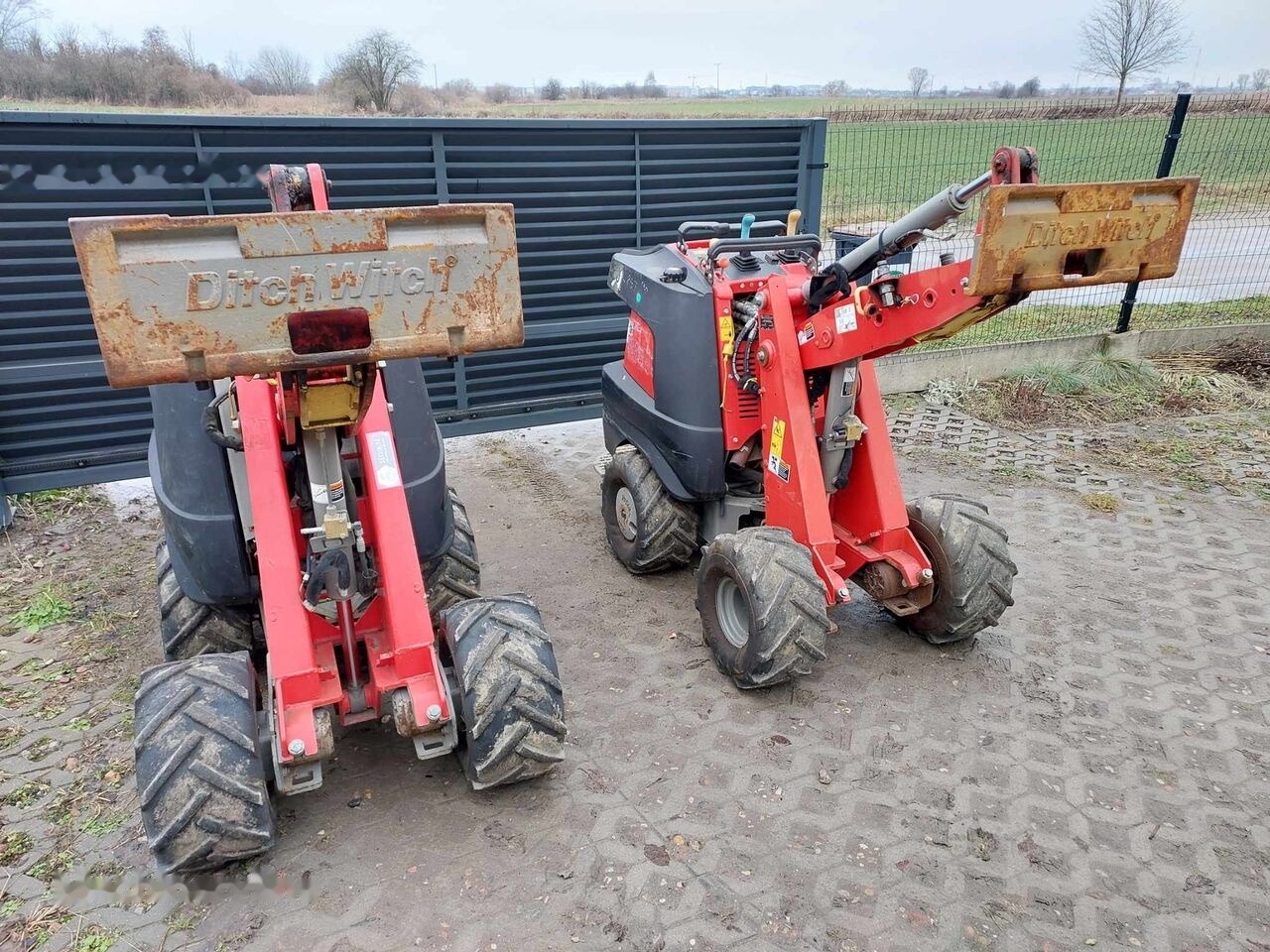 Ditch-Witch Zahn R300 - Árokásó: 5 kép. Ditch-Witch Zahn R300 - Árokásó: 5 kép.