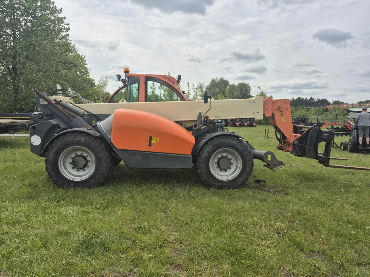 JLG 4013 - Teleszkópos homlokrakodó: 4 kép. JLG 4013 - Teleszkópos homlokrakodó: 4 kép.