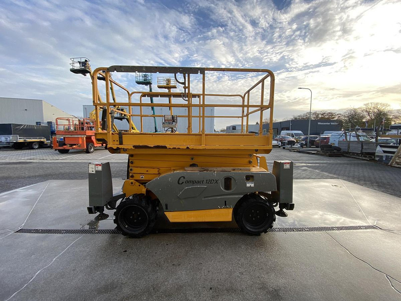 Haulotte Compact 12DX, Schaar hoogwerker, 4X4 Diesel - Emelő: 4 kép. Haulotte Compact 12DX, Schaar hoogwerker, 4X4 Diesel - Emelő: 4 kép.