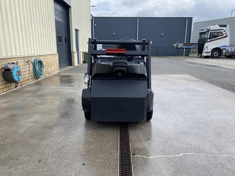 Kärcher KM 105/110 R Bp, Veegmachine, hoogkieper - Utcaseprő gép: 3 kép. Kärcher KM 105/110 R Bp, Veegmachine, hoogkieper - Utcaseprő gép: 3 kép.