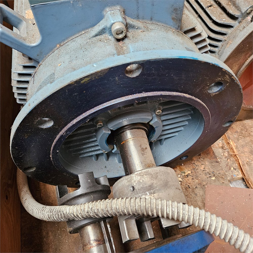 ABB MT80A19F100-2 / M3AA180MLB4 - Szerszámgép: 5 kép. ABB MT80A19F100-2 / M3AA180MLB4 - Szerszámgép: 5 kép.