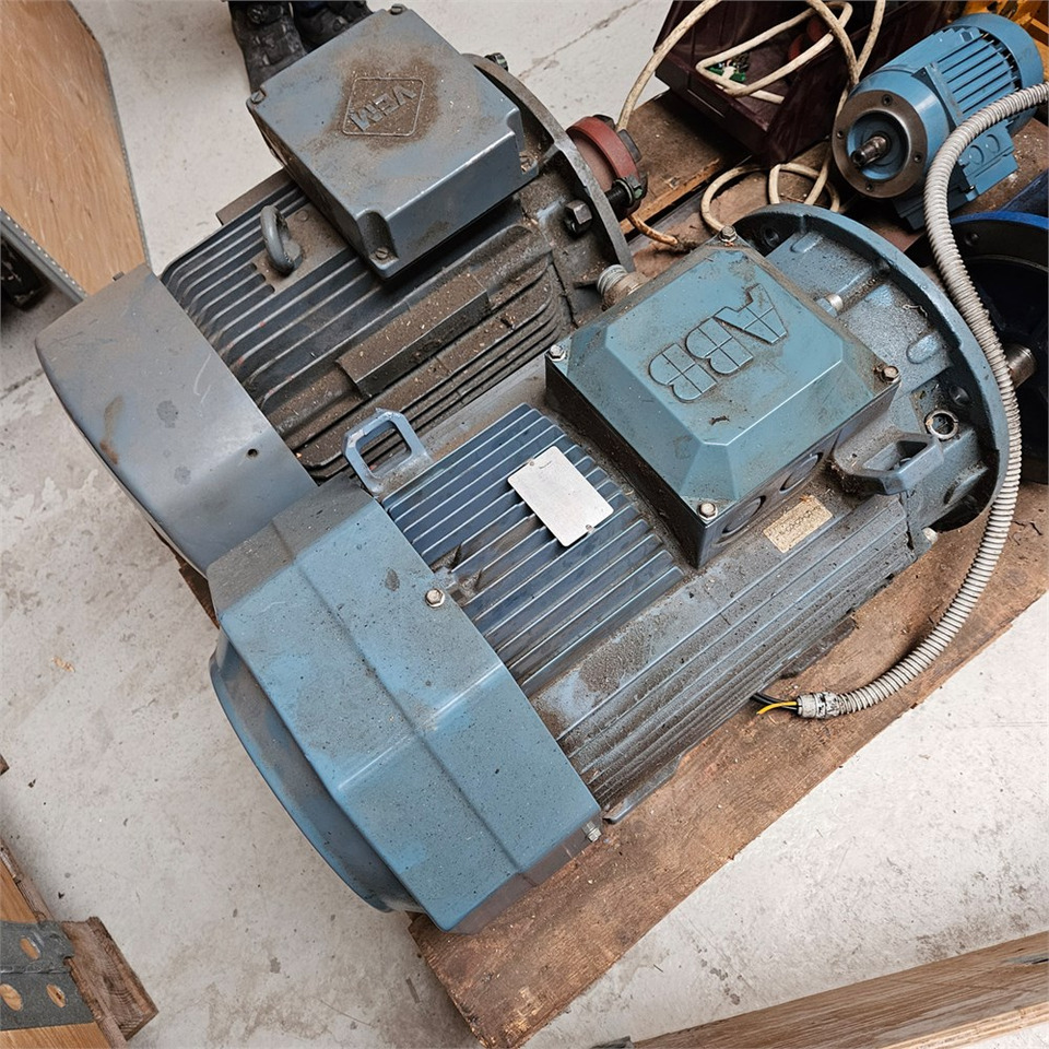 ABB MT80A19F100-2 / M3AA180MLB4 - Szerszámgép: 2 kép. ABB MT80A19F100-2 / M3AA180MLB4 - Szerszámgép: 2 kép.