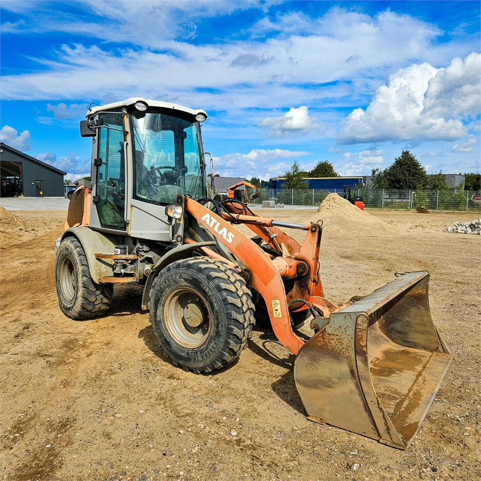 Atlas 65 - Gumikerekes homlokrakodó: 2 kép. Atlas 65 - Gumikerekes homlokrakodó: 2 kép.