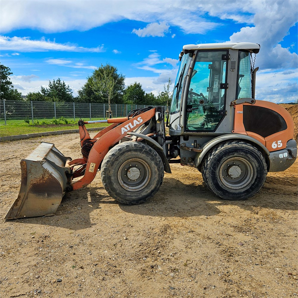 Atlas 65 - Gumikerekes homlokrakodó: 4 kép. Atlas 65 - Gumikerekes homlokrakodó: 4 kép.