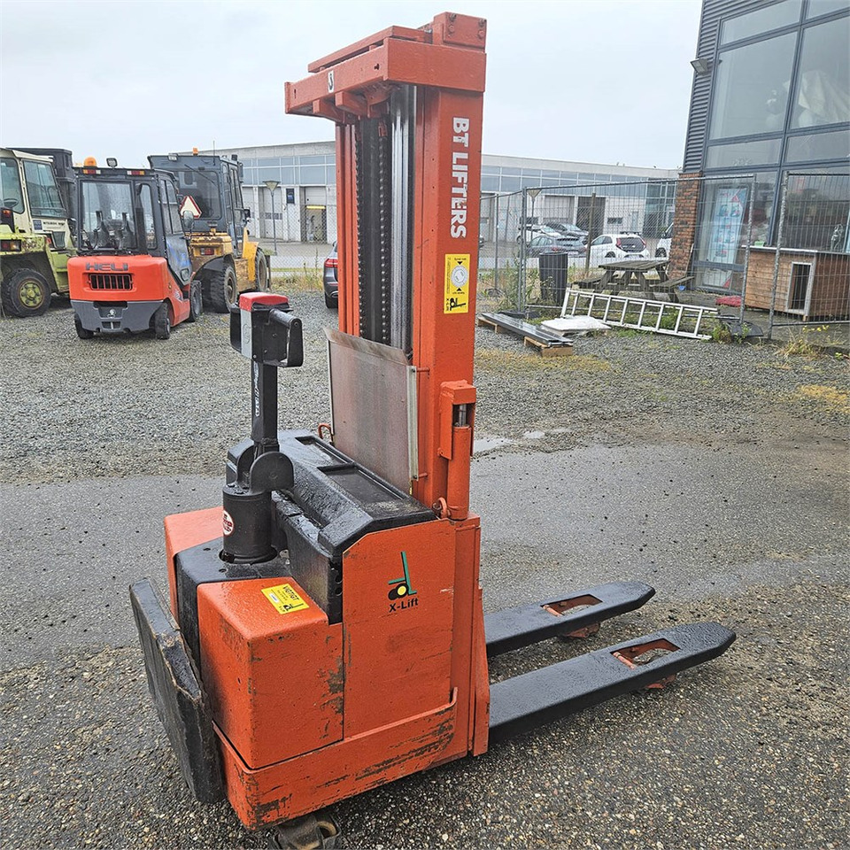 BT LSF 1250E - Kézi raklapemelő: 5 kép. BT LSF 1250E - Kézi raklapemelő: 5 kép.