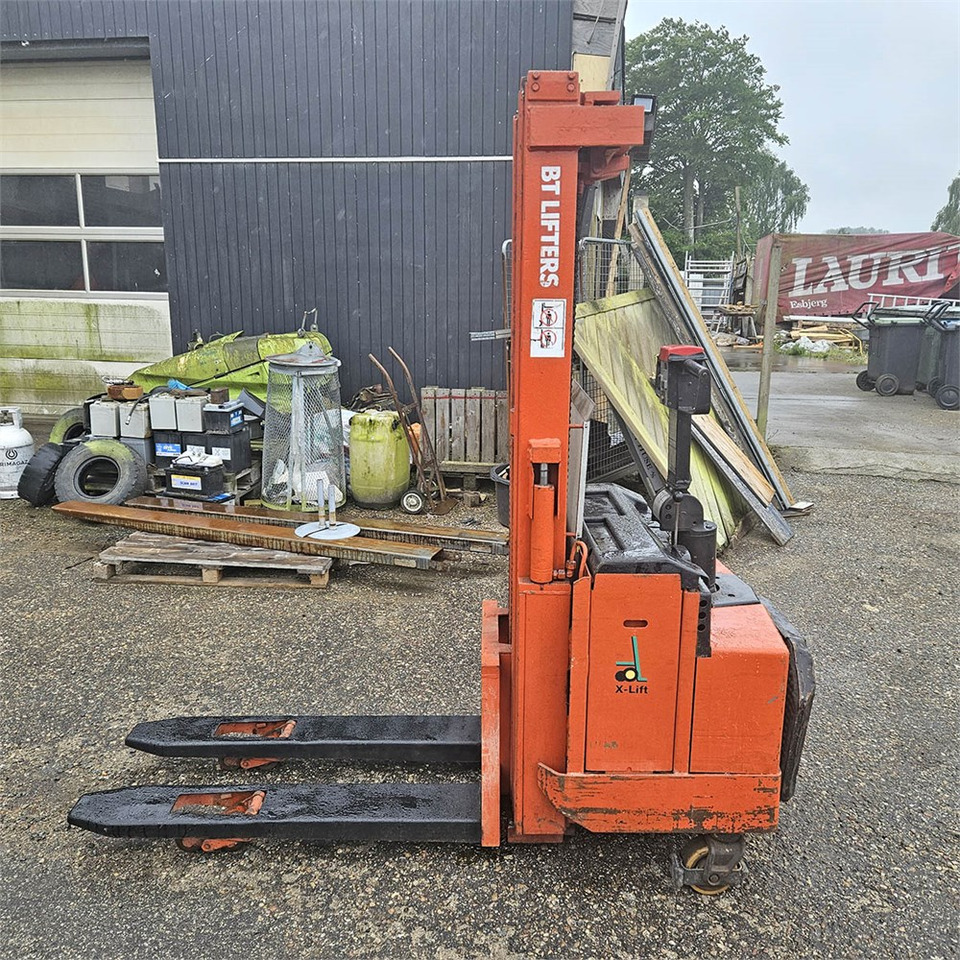 BT LSF 1250E - Kézi raklapemelő: 3 kép. BT LSF 1250E - Kézi raklapemelő: 3 kép.